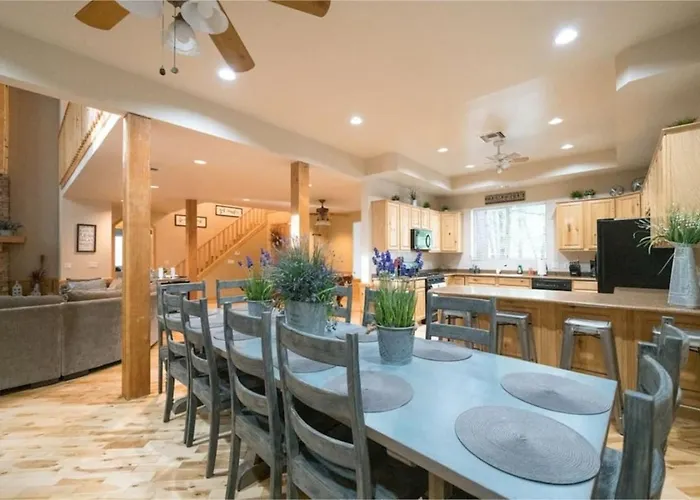 Large Lakeside 5br Mountain Retreat Sleeps 16 Near Lakes Hiking Sunrise Holiday home *